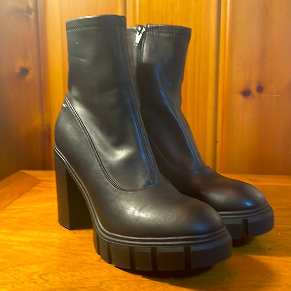 Guess chunky heel / platform zip boot.